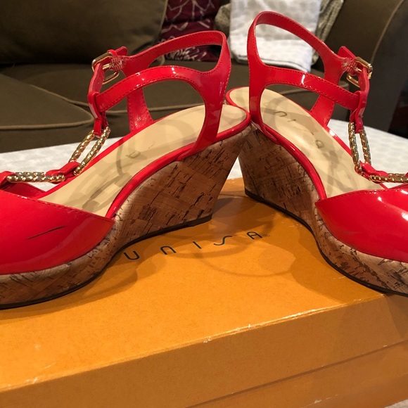 Unisa patent wedge with gold chain t-strap - Picture 2 of 2